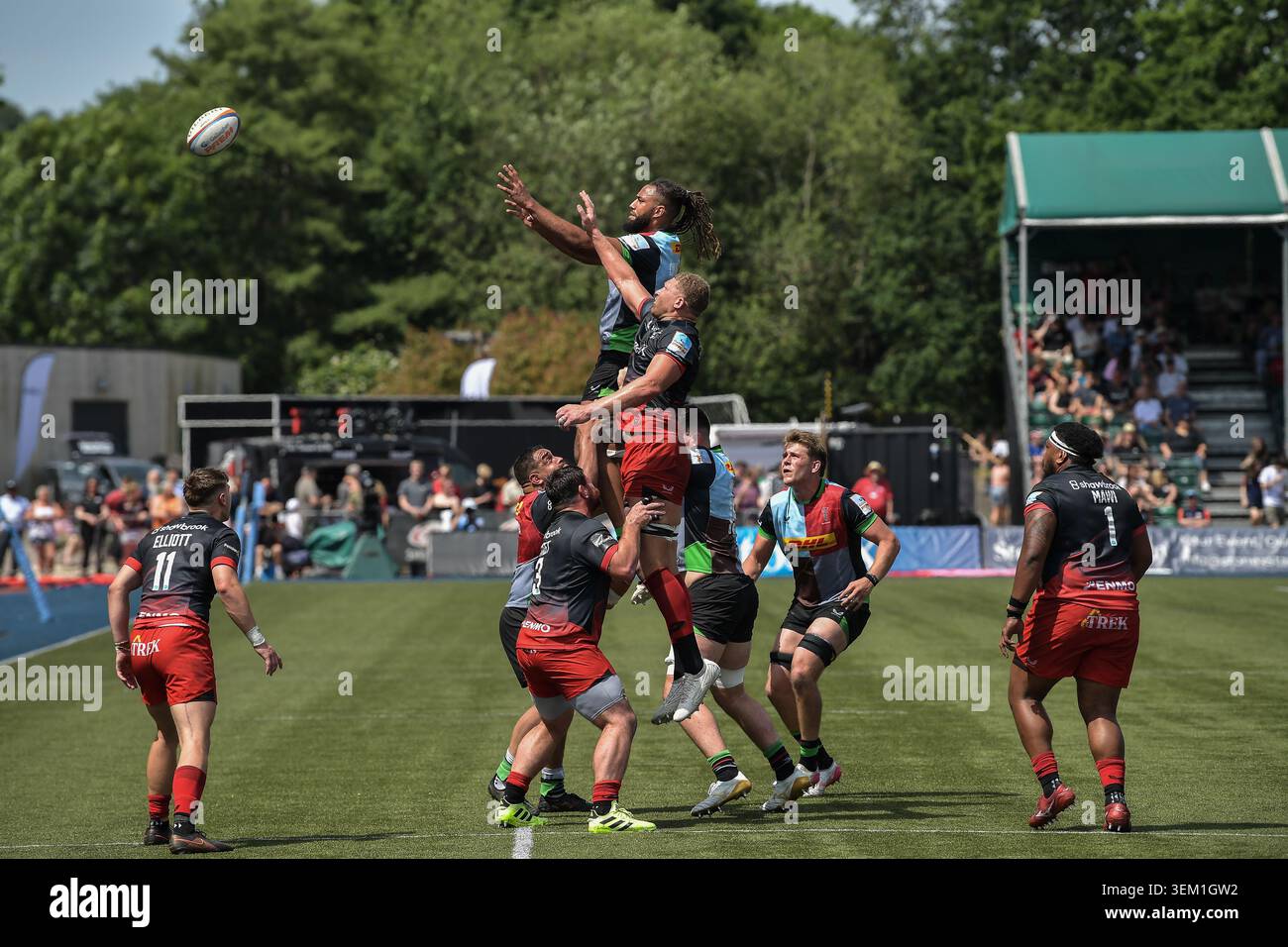 Nick Isiekwe des Saracens et Chandler Cunningham-South des Harlequins lors du Gallagher PREM match entre Saracens et Harlequins au StoneX Stadium Banque D'Images