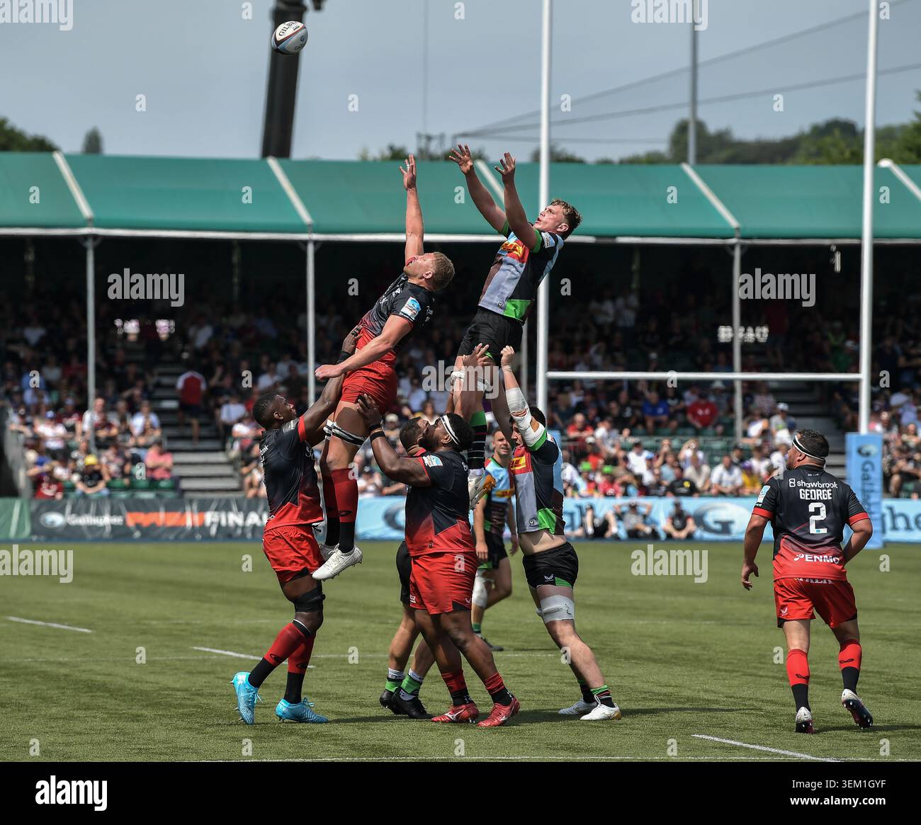 Nick Isiekwe des Saracens et Chandler Cunningham-South des Harlequins lors du Gallagher PREM match entre Saracens et Harlequins au StoneX Stadium Banque D'Images