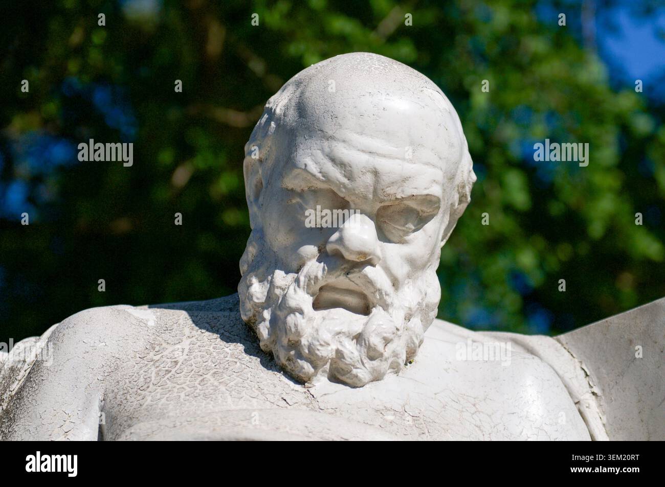 Plan macro architectural de la tête de sculpture historique en marbre blanc du philosophe grec Socrate. Expression intense du visage Banque D'Images