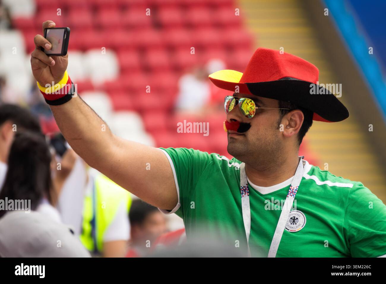 Un fan de football allemand prend un selfie dans un stade lors de la Coupe du monde de la FIFA 2018 en Russie. Banque D'Images