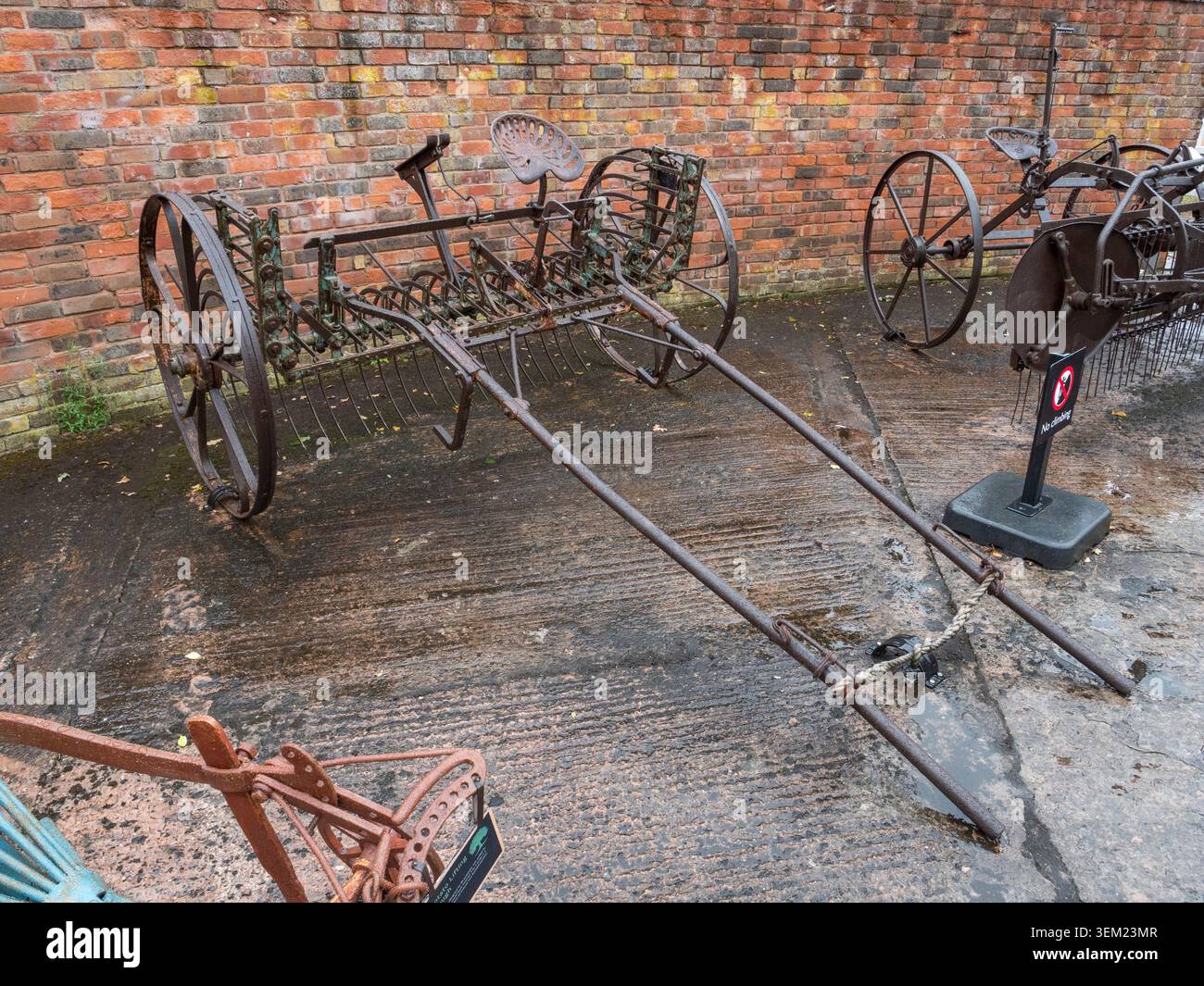 Un râteau à foin, tiré par un cheval, utilisé pour retourner l'herbe coupée pour faire du foin, Boscobel House, Boscobel, Shropshire, Royaume-Uni. Banque D'Images