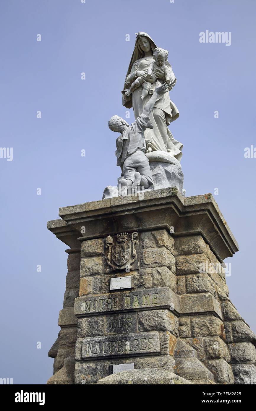 L’impressionnant monument notre-Dame des naufrages est perché sur un piédestal monumental en granit, à droite du cap balayé par le vent de la pointe du Raz. Le SC Banque D'Images