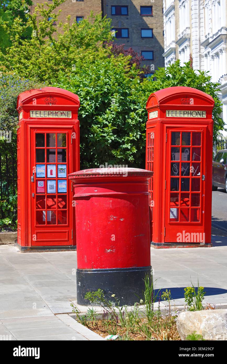 Deux boîtes téléphoniques rouges de Londres et une boîte postale à Primrose Hill, Londres, Angleterre Banque D'Images