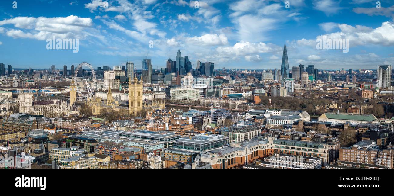Vue aérienne panoramique de la ligne d'horizon de Londres, Angleterre, avec l'abbaye et le palais de Westminster qui s'étendent jusqu'à la City< Banque D'Images