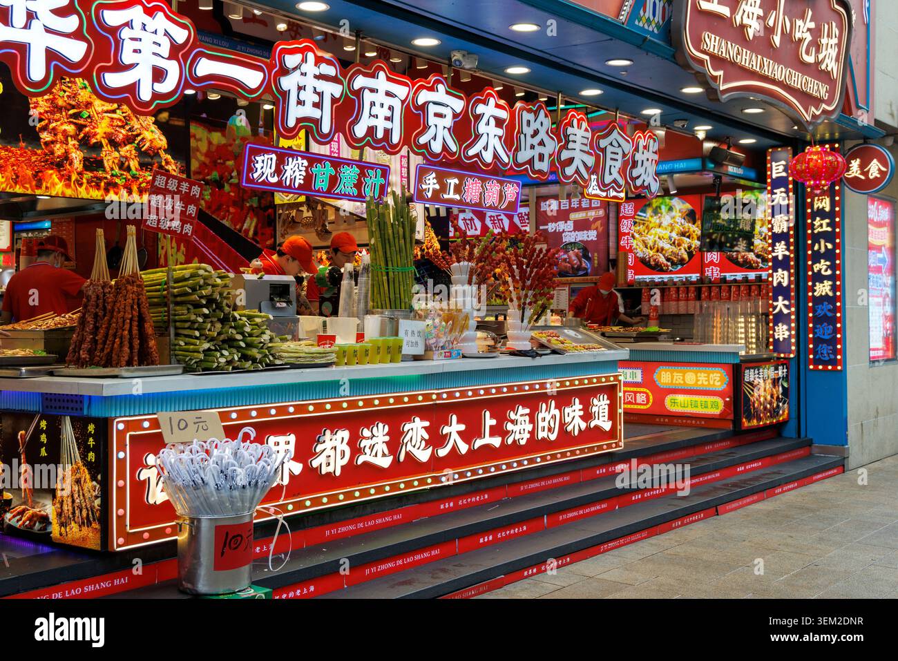 Stand coloré de nourriture de rue sur Nanjing East Road Food Street, Shanghai, Chine Banque D'Images