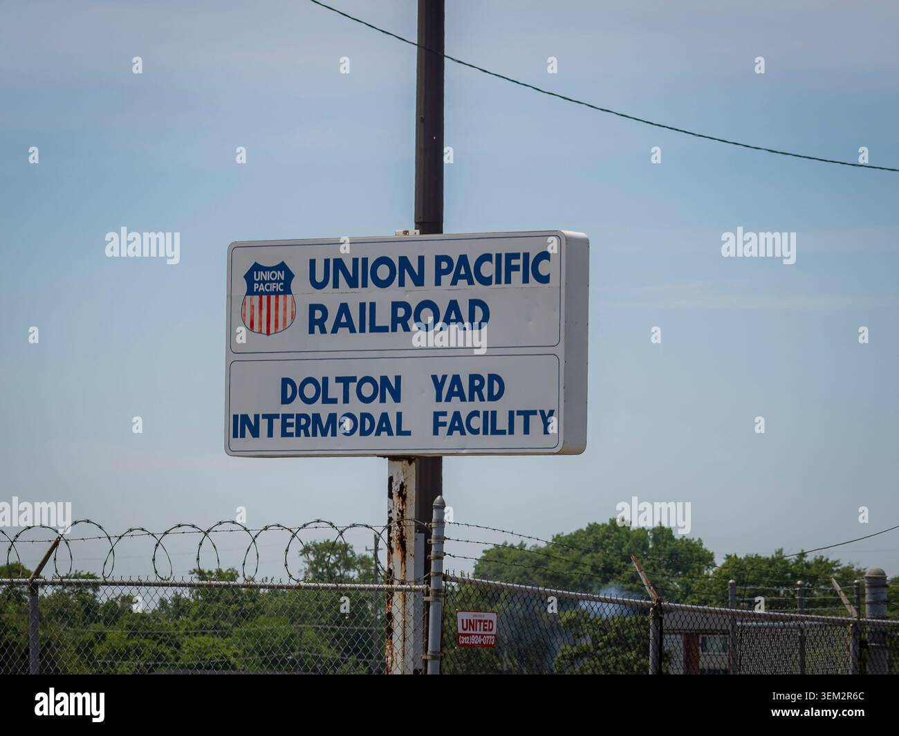Union Pacific Railroad Dolton Yard intermodal Facility panneau d'information en métal blanc derrière une clôture en fil de rasoir Banque D'Images