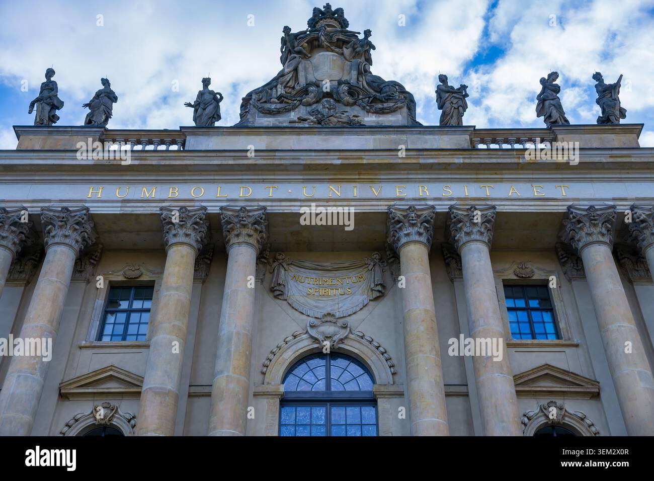 Détail architectural de l'historique Alte Bibliothek (ancienne bibliothèque) à Bebelplatz, qui abrite la Faculté de droit de l'Université Humboldt de Berlin, Allemagne. Banque D'Images
