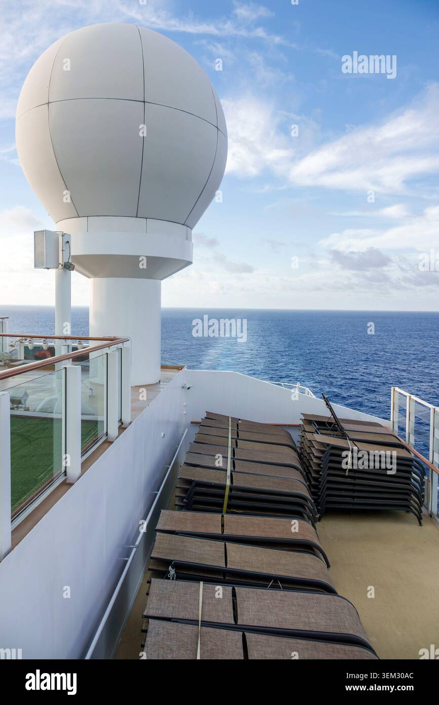 Mer des Caraïbes, Norwegian Cruise Line NCL Joy ship, dôme radar, équipement de communication de navire, technologie de navigation maritime, chaises longues empilées, chaises longues, oc Banque D'Images