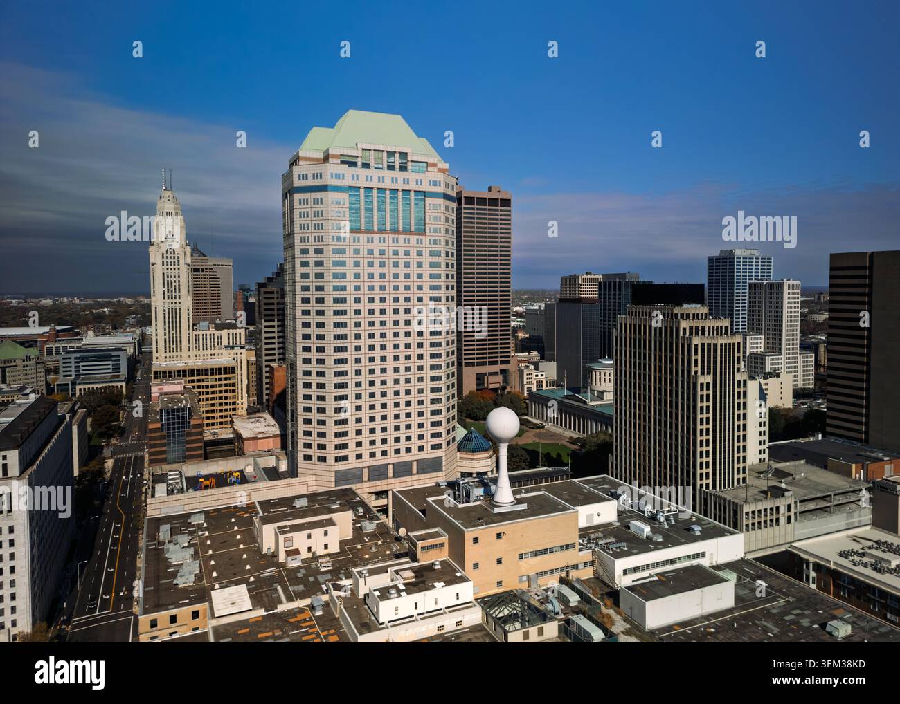 Columbus Ohio centre-ville paysage urbain avec gratte-ciel sous le ciel bleu ensoleillé Banque D'Images