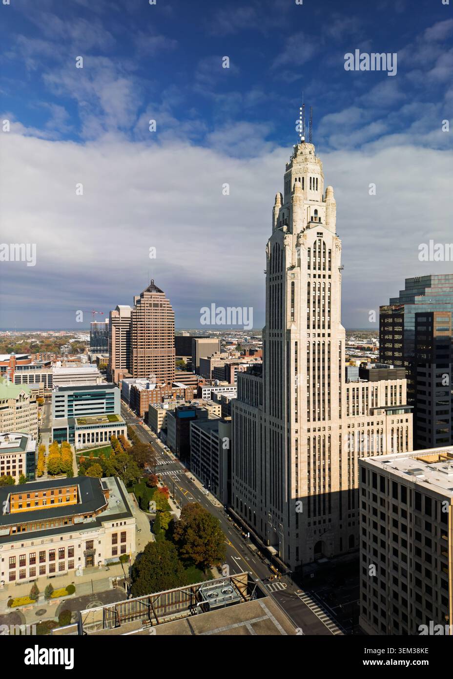 Leveque Tower, un monument Art déco, s'élevant au-dessus du paysage urbain de Columbus, Ohio par une journée ensoleillée Banque D'Images