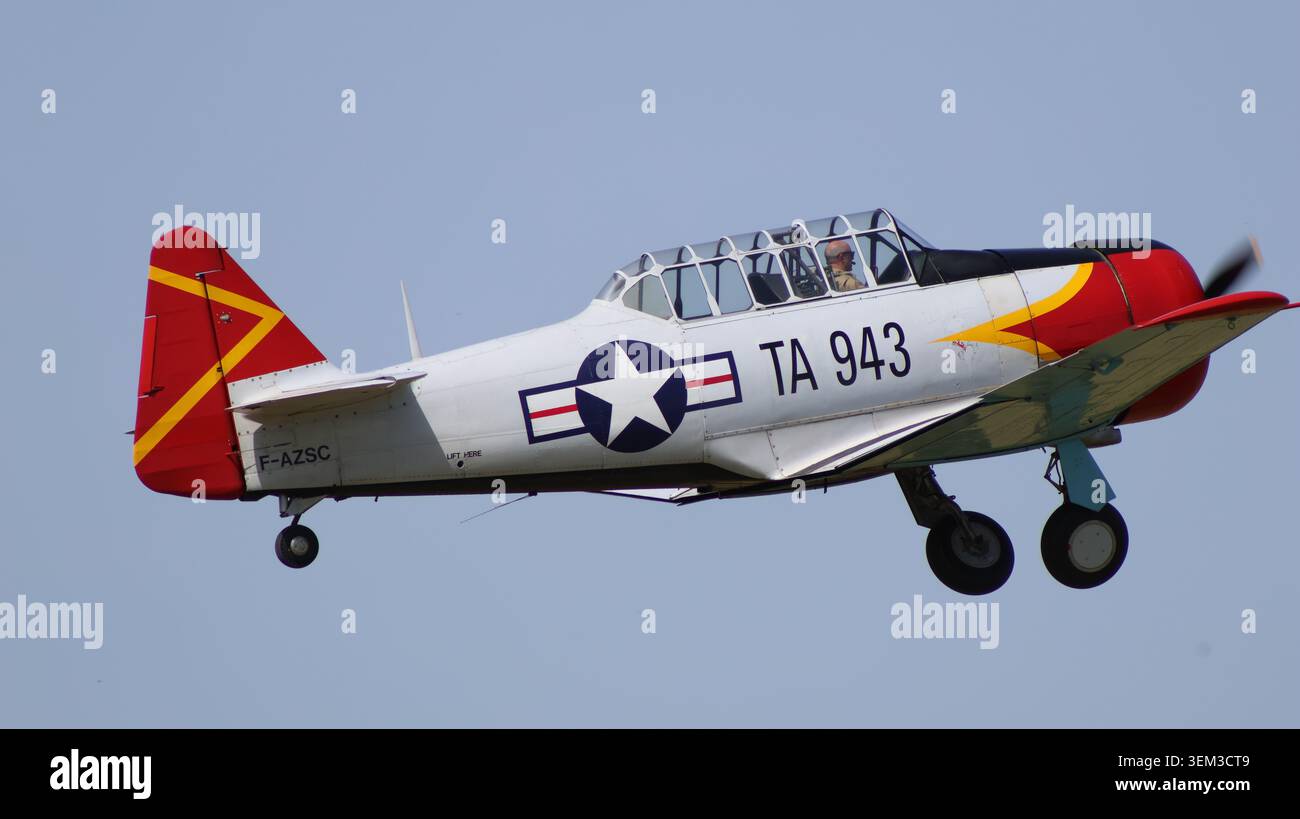 Vue d'un avion T-6 Texan nord-américain vintage avec des marquages militaires américains volant dans un ciel bleu clair lors d'un spectacle aérien à la Ferte-Alais, Ile-de-F. Banque D'Images