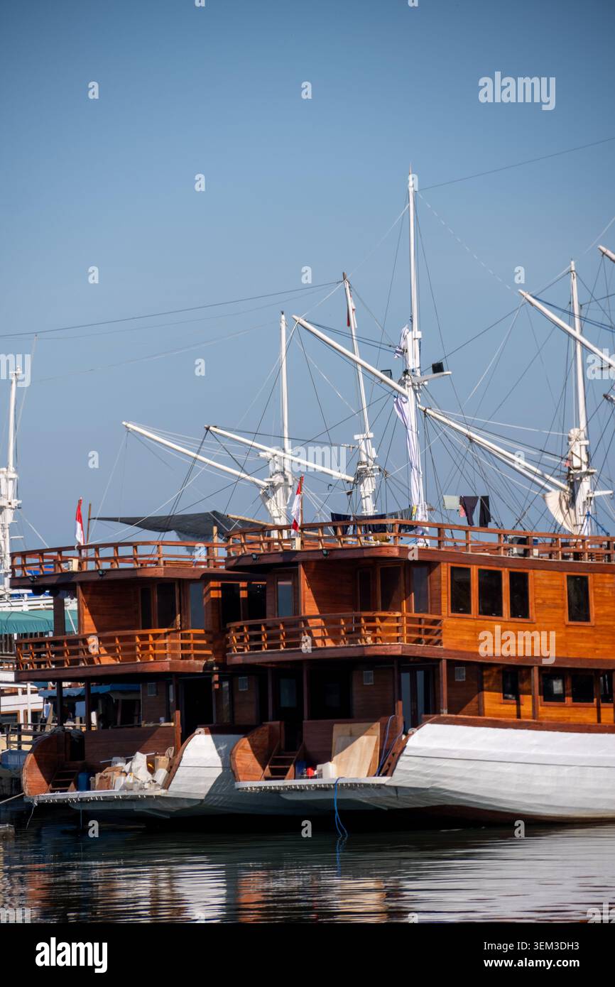 Les bateaux en bois de Phinisi ancrent à Losari Beach. Célèbre bateau traditionnel de Makassar, Sulawesi du Sud, Indonésie Banque D'Images