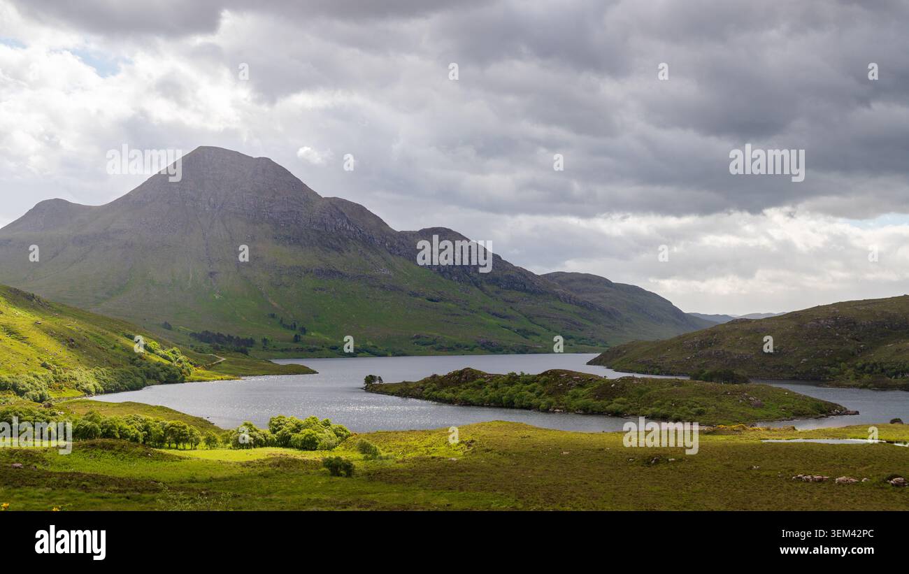 Nonrth Coast 500 paysage avec un Loch, une île et une colline, Écosse Banque D'Images