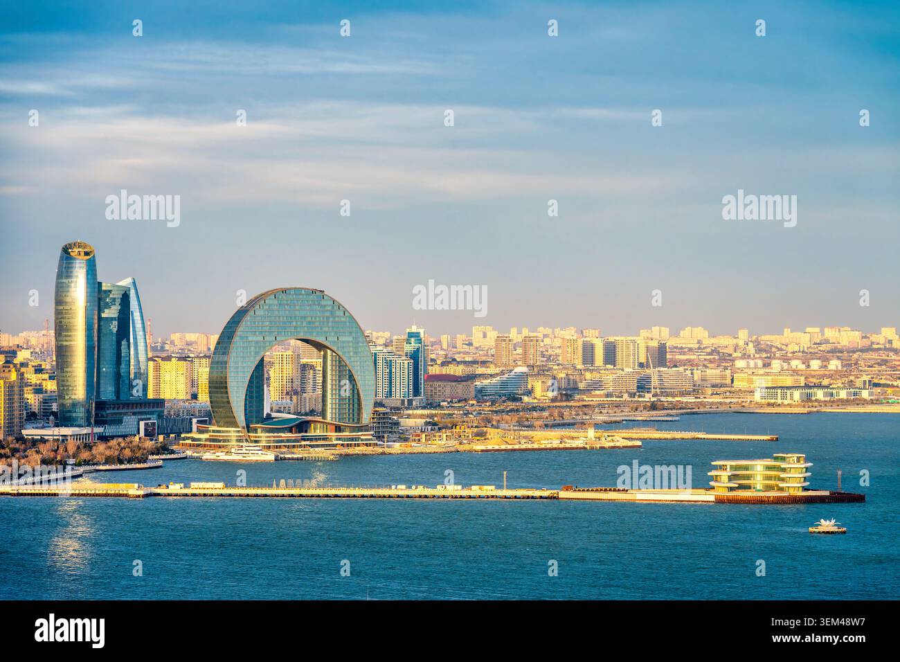 L'hôtel circulaire Crescent sur le front de mer Caspienne avec les tours de Port Bakou et Bakou White City derrière. Bakou, Azerbaïdjan. Banque D'Images