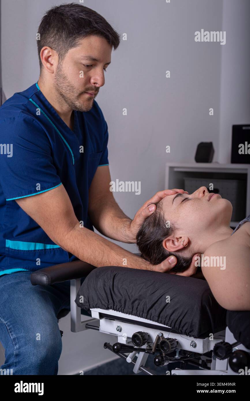 Physiothérapeute appliquant un traitement pratique aux patients Banque D'Images