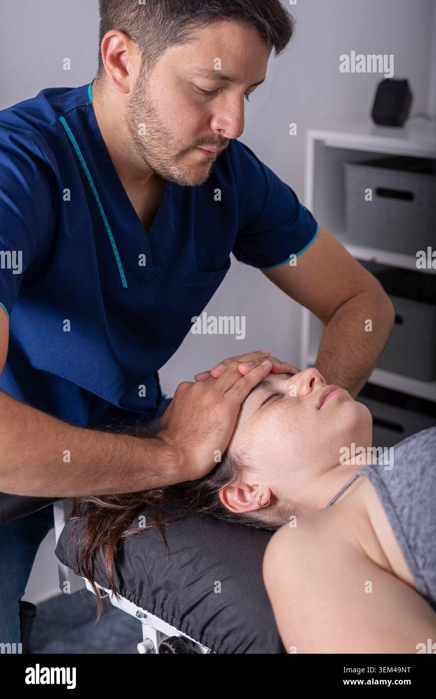 Physiothérapeute appliquant un traitement pratique aux patients Banque D'Images