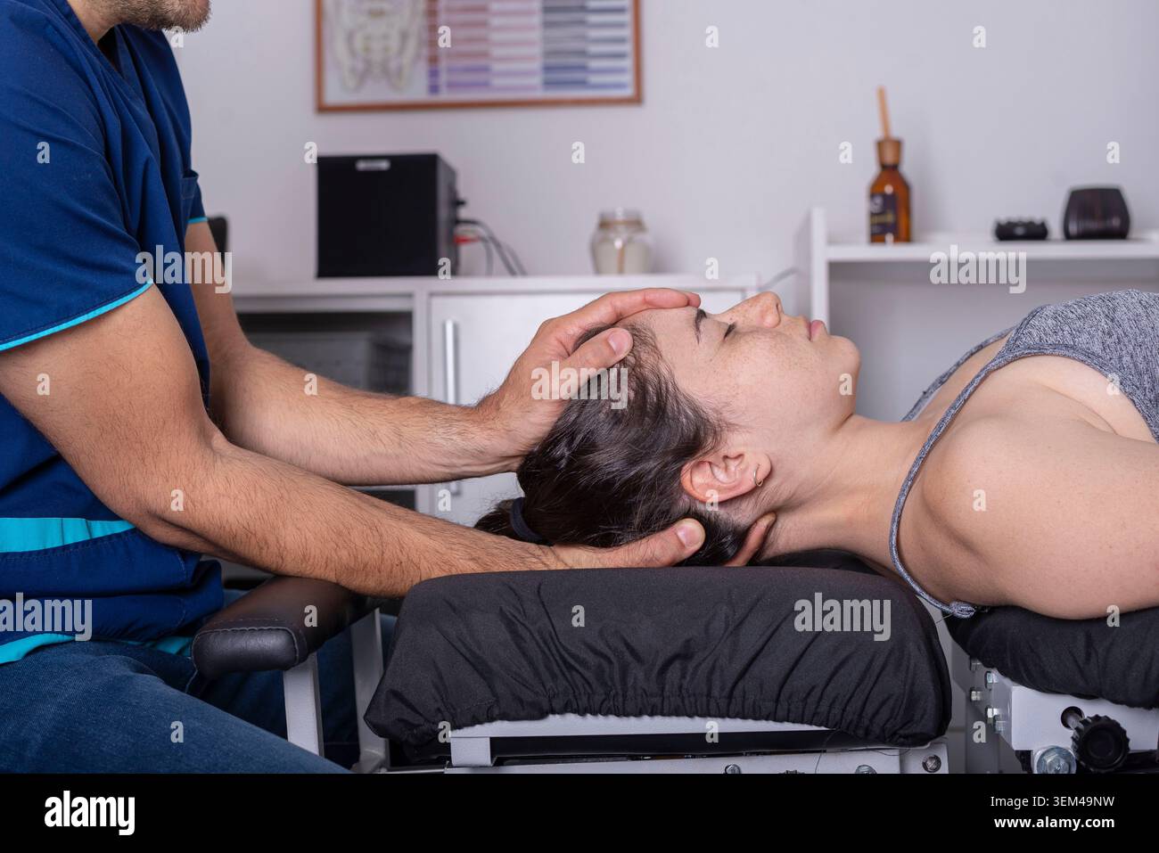 Physiothérapeute appliquant un traitement pratique aux patients Banque D'Images