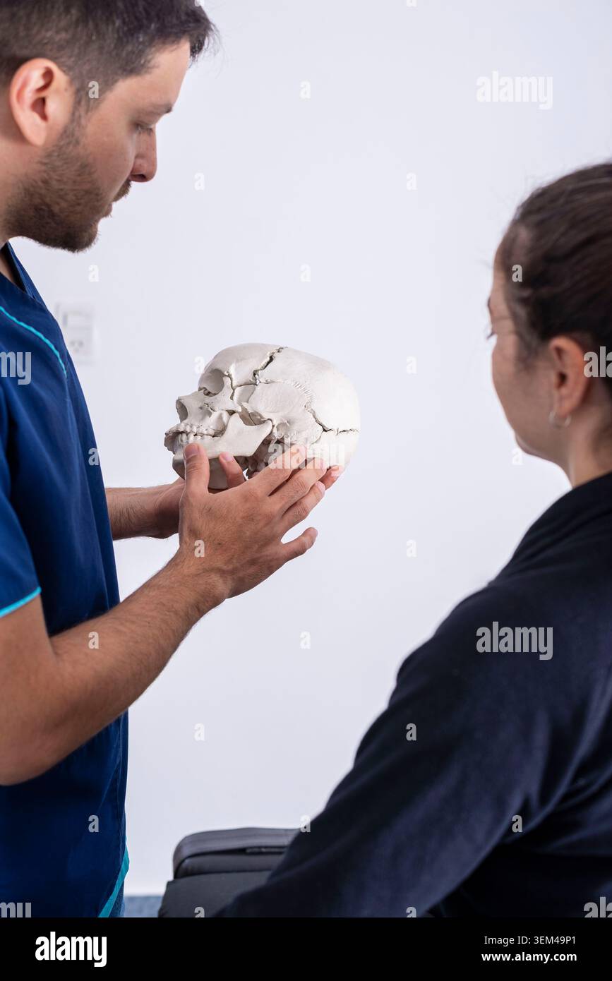 Physiothérapeute appliquant un traitement pratique aux patients Banque D'Images