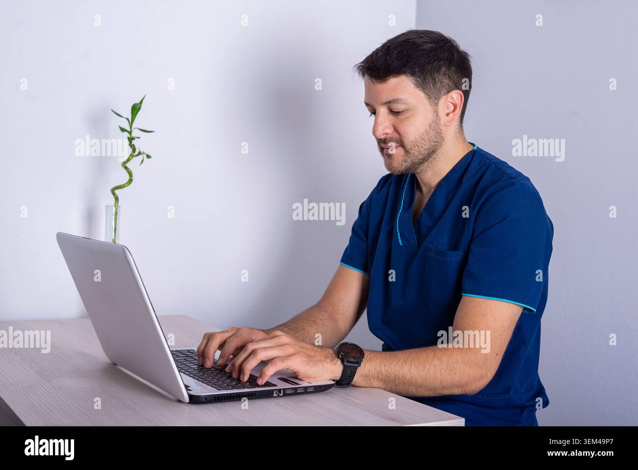 Physiothérapeute appliquant un traitement pratique aux patients Banque D'Images