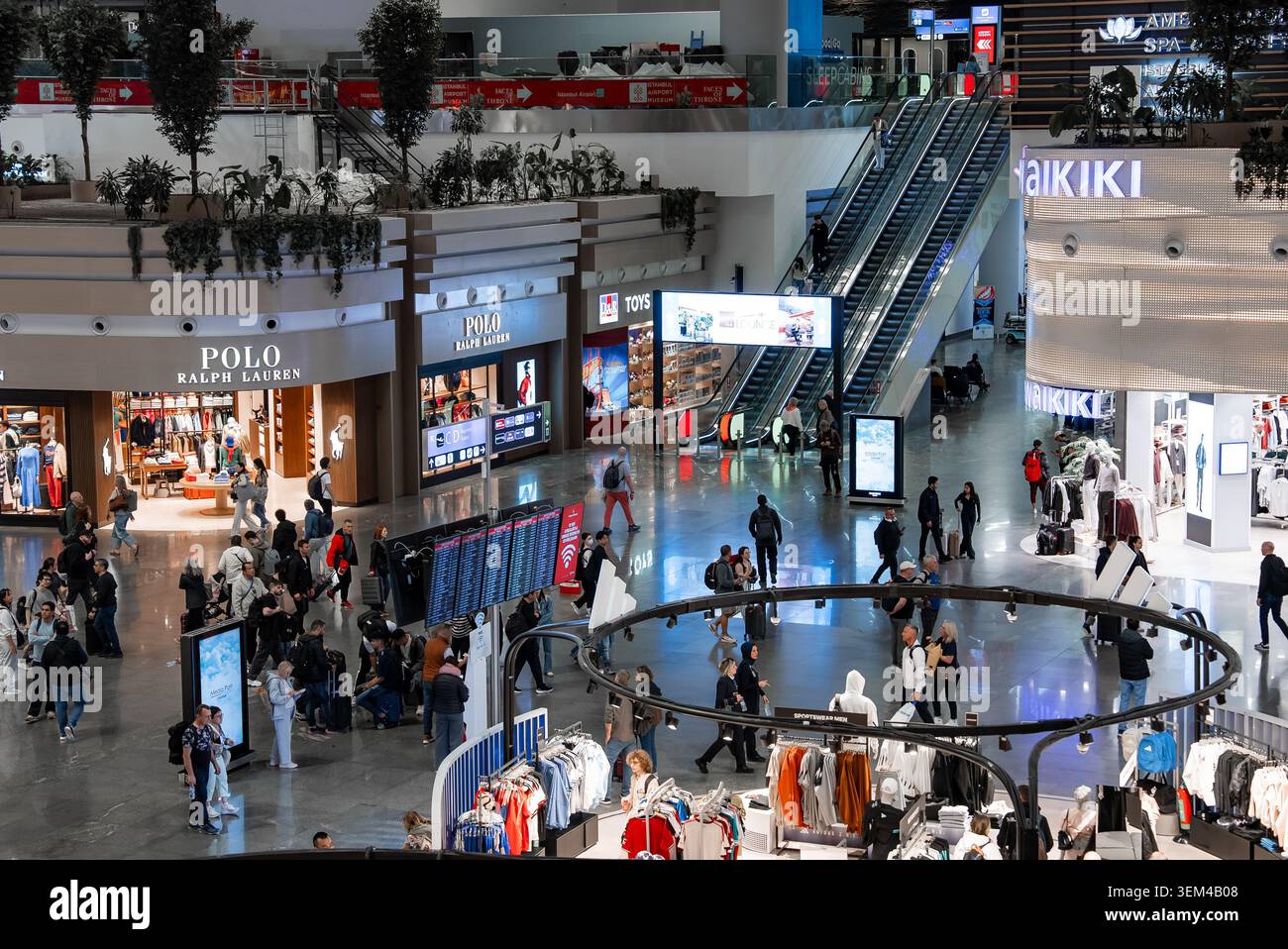 Voyageurs à Istanbul Airport départs hall avec magasins et planches Banque D'Images
