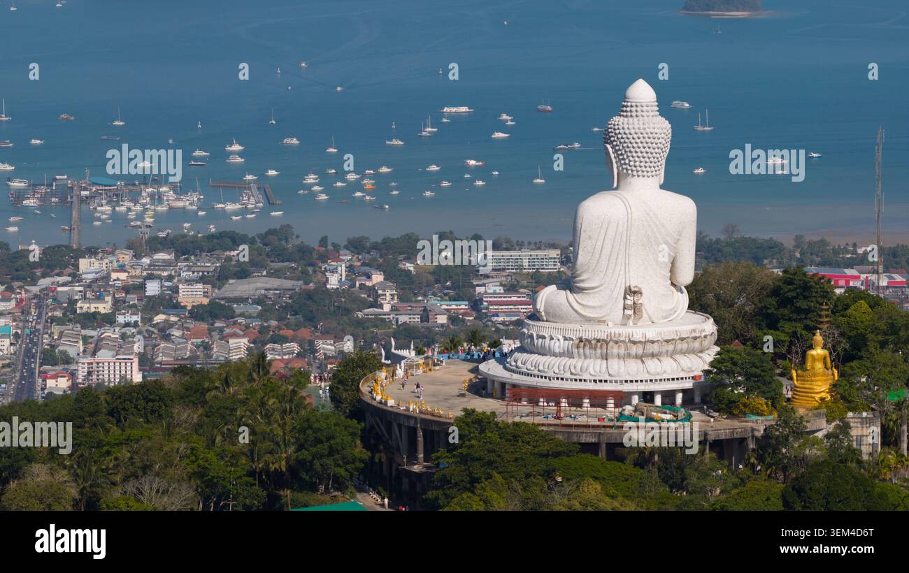 Vue aérienne de la statue de Big Buddha Phuket surplombant la ville côtière et la baie de Chalong avec de nombreux bateaux à Karon, Phuket, Thaïlande. Banque D'Images