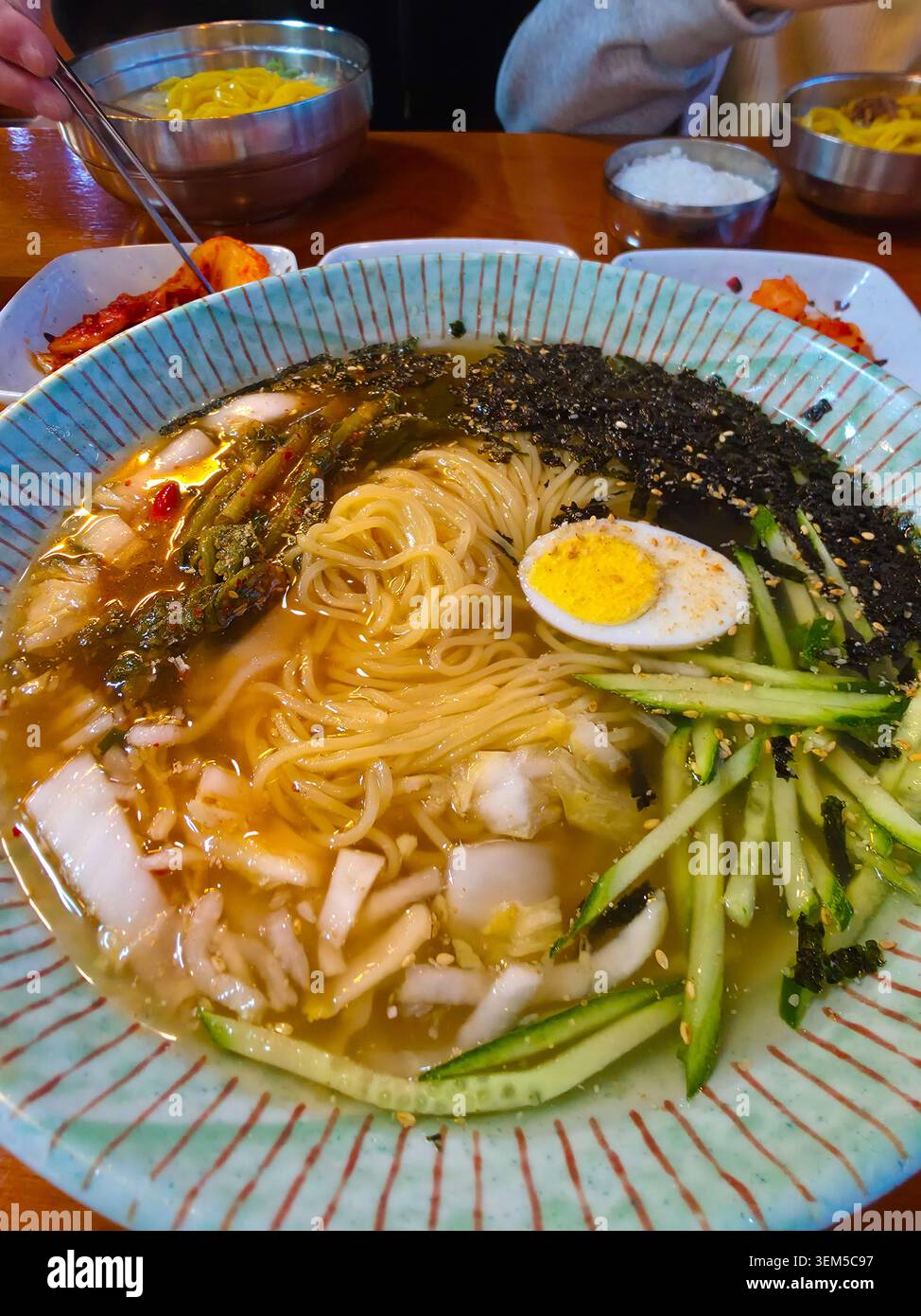 Nouilles dans Young Summer Radish Kimchi Broth. yeolmu kimchi guksu Banque D'Images
