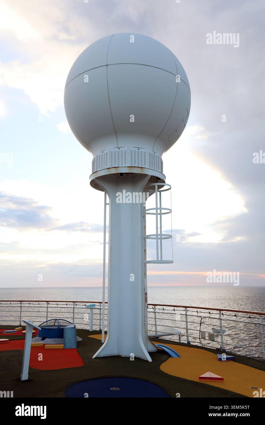 Grande antenne de communication radar par satellite marine sur le pont d'un navire de croisière Banque D'Images