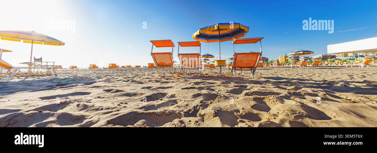 Chaises longues sur la plus grande plage de Rimini, Italie. Superbe panorama Banque D'Images