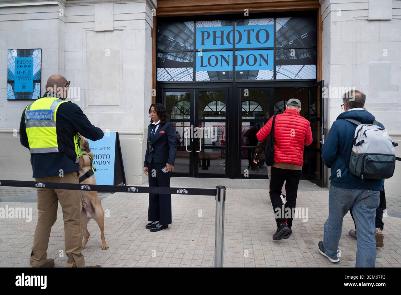 Photo Londres 2026 Olympia, South Kensington. Expositions photographiques. Entrée avec chien renifleur. Banque D'Images