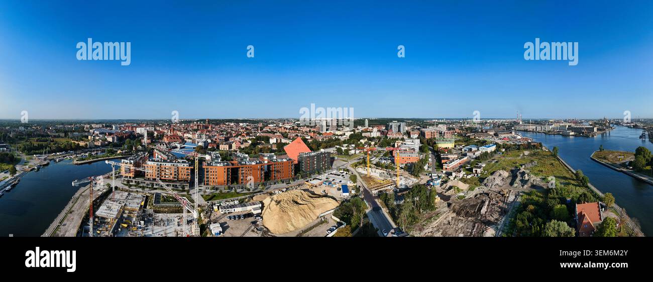 Panorama aérien du paysage urbain de Gdansk avec développement de la rivière et de la construction urbaine Banque D'Images