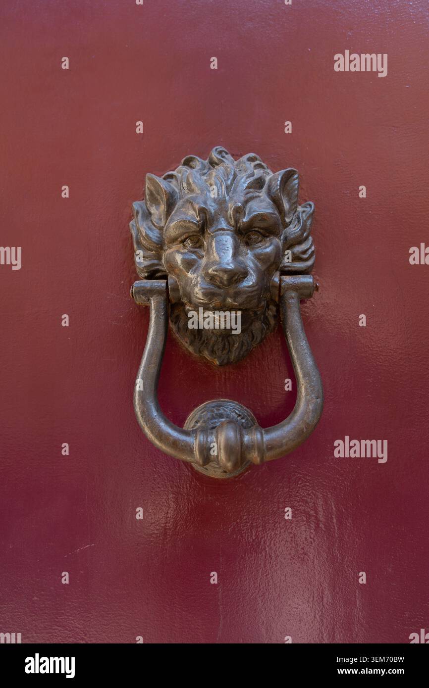 Cogneur de porte à tête de lion. Basilica di Sant'Apollinare Nuovo. Ravenne, Italie. Banque D'Images