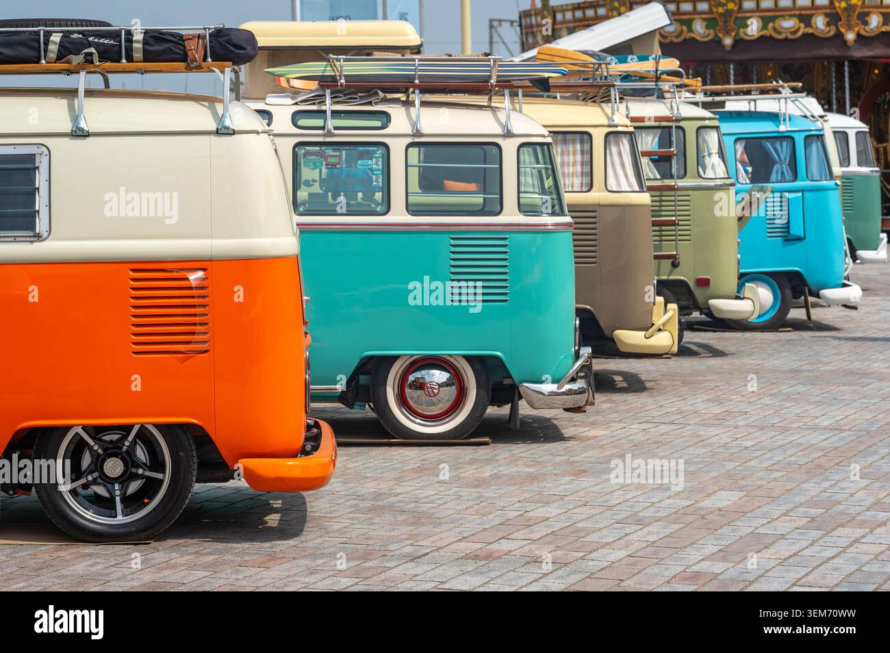 Scheveningen, pays-Bas, 31.05.2026, VW Kombi Vintage Camper Vans dans une rangée au salon de l'automobile classique Banque D'Images