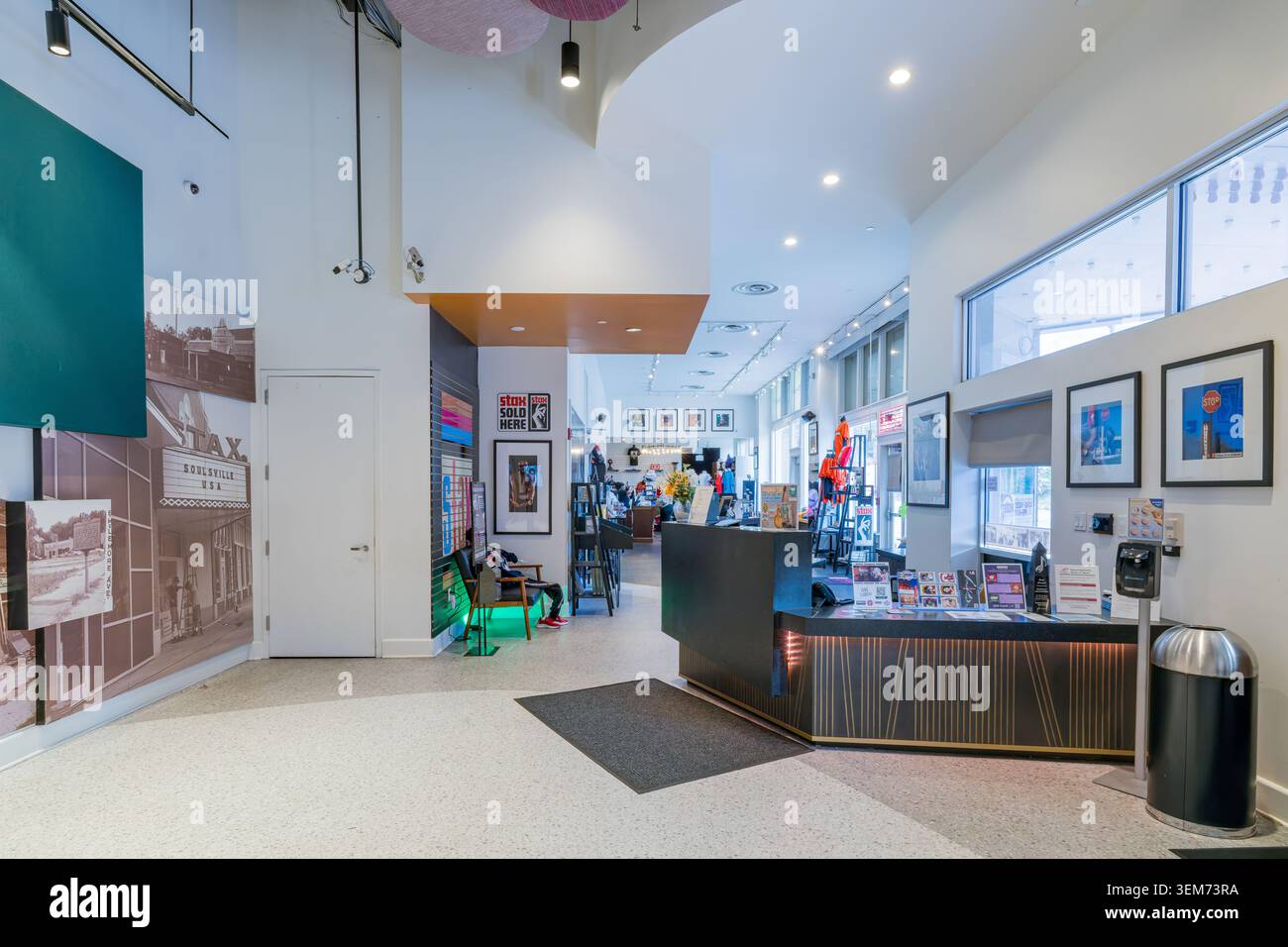 Memphis, États-Unis, 24 MAI 2026 - Intérieur lumineux du hall du musée Stax à Memphis comprenant un bureau de réception, des présentoirs de boutique de souvenirs et Banque D'Images