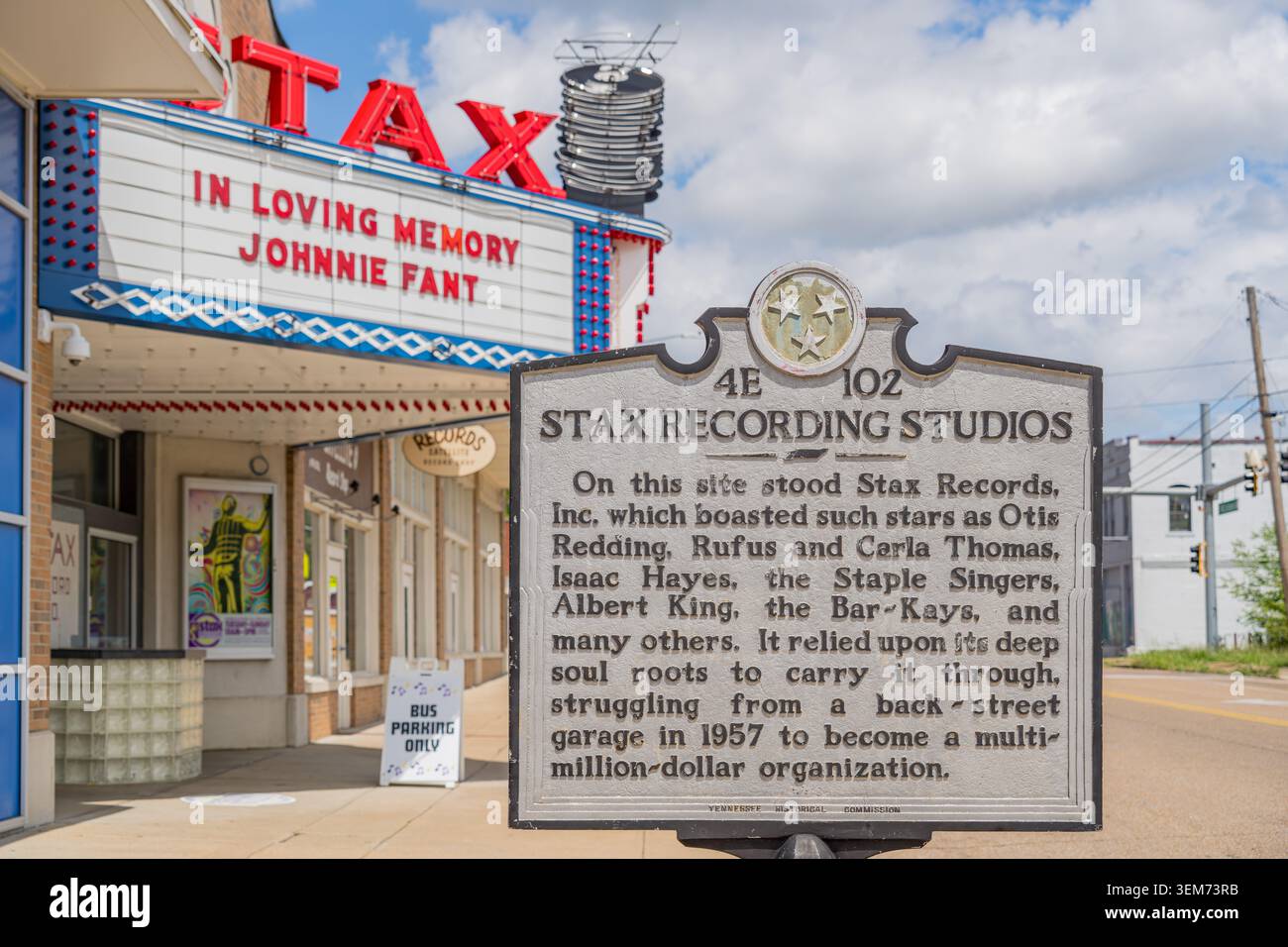 Memphis, Tennessee, États-Unis, 24 MAI 2026 - Plaque historique des Stax Recording Studios se dresse sur un trottoir devant le musée Stax of Banque D'Images