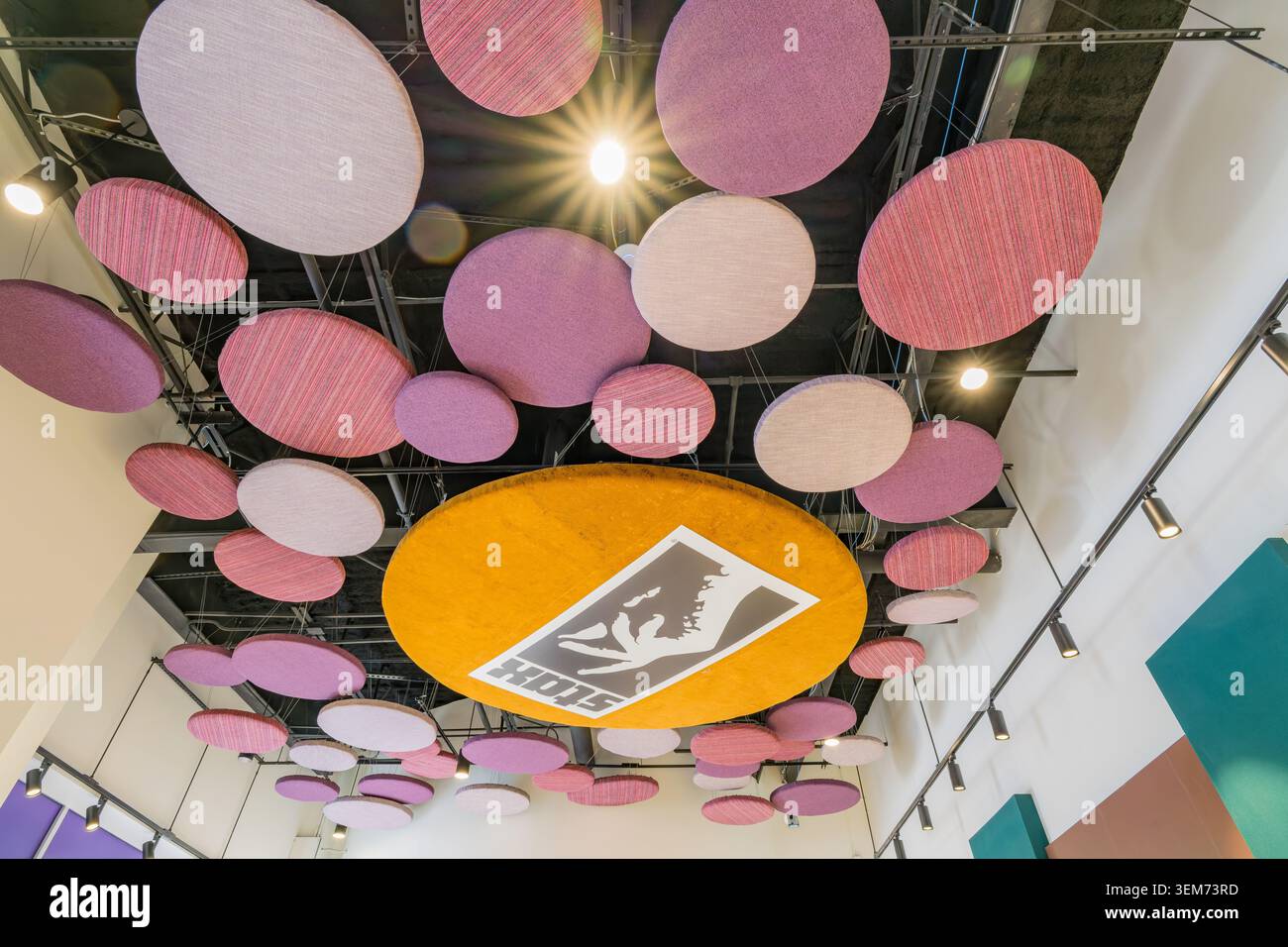 Memphis, États-Unis, 24 mai 2026 – Des panneaux acoustiques circulaires colorés pendent du plafond avec un grand disque jaune représentant les Stax Records Banque D'Images