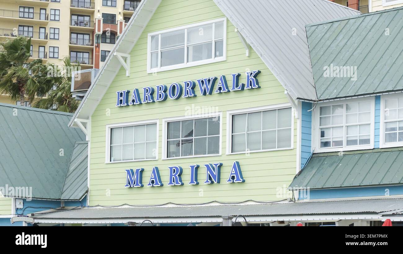 Destin FL, États-Unis - 27 décembre 2024 : Harborwalk Marina dispose d'un bâtiment coloré au charme côtier à destin, Floride, mettant en valeur l'eau Banque D'Images