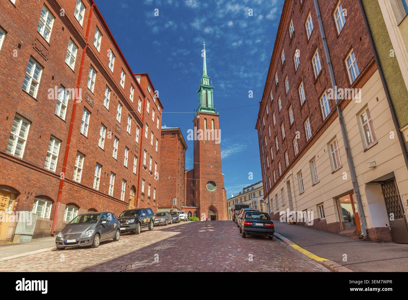 Une rue d'Helsinki avec l'architecture traditionnelle et une église (Kristoskyrkan), dans le style néo-gothique finlandais Banque D'Images
