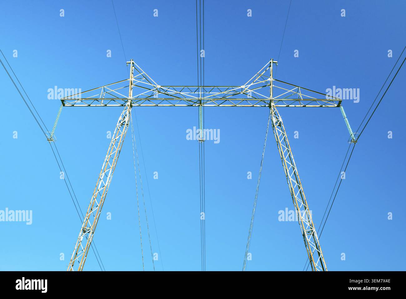 Pylône de l'électricité avec des câbles à haute tension, la composition symétrique, le fond de ciel bleu clair Banque D'Images