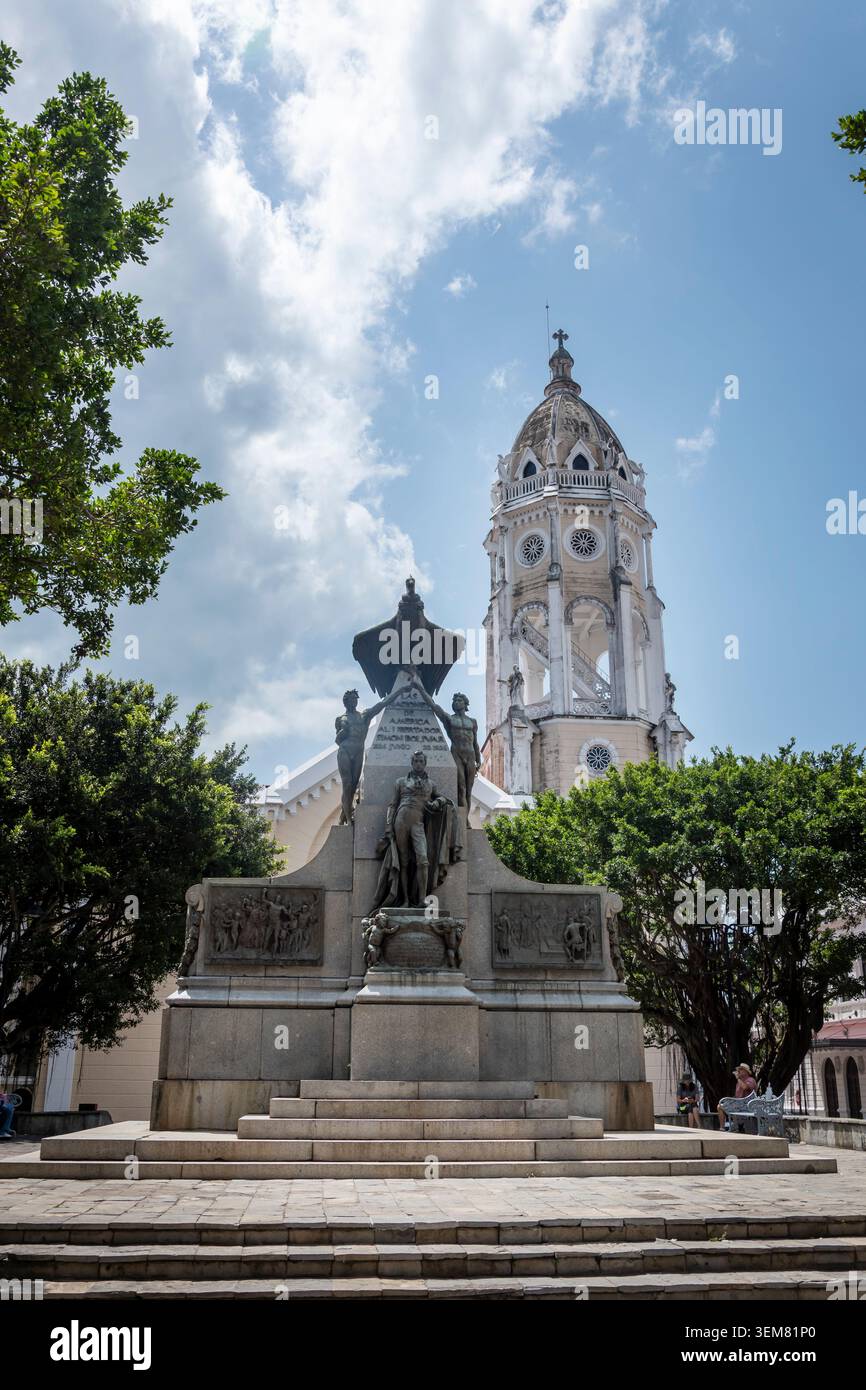 PANAMA CITY, PANAMA - 8 MAI 2026 : Monument dédié à Simón Bolívar sur une place historique de Casco Viejo avec le clocher de la cathédrale. Banque D'Images