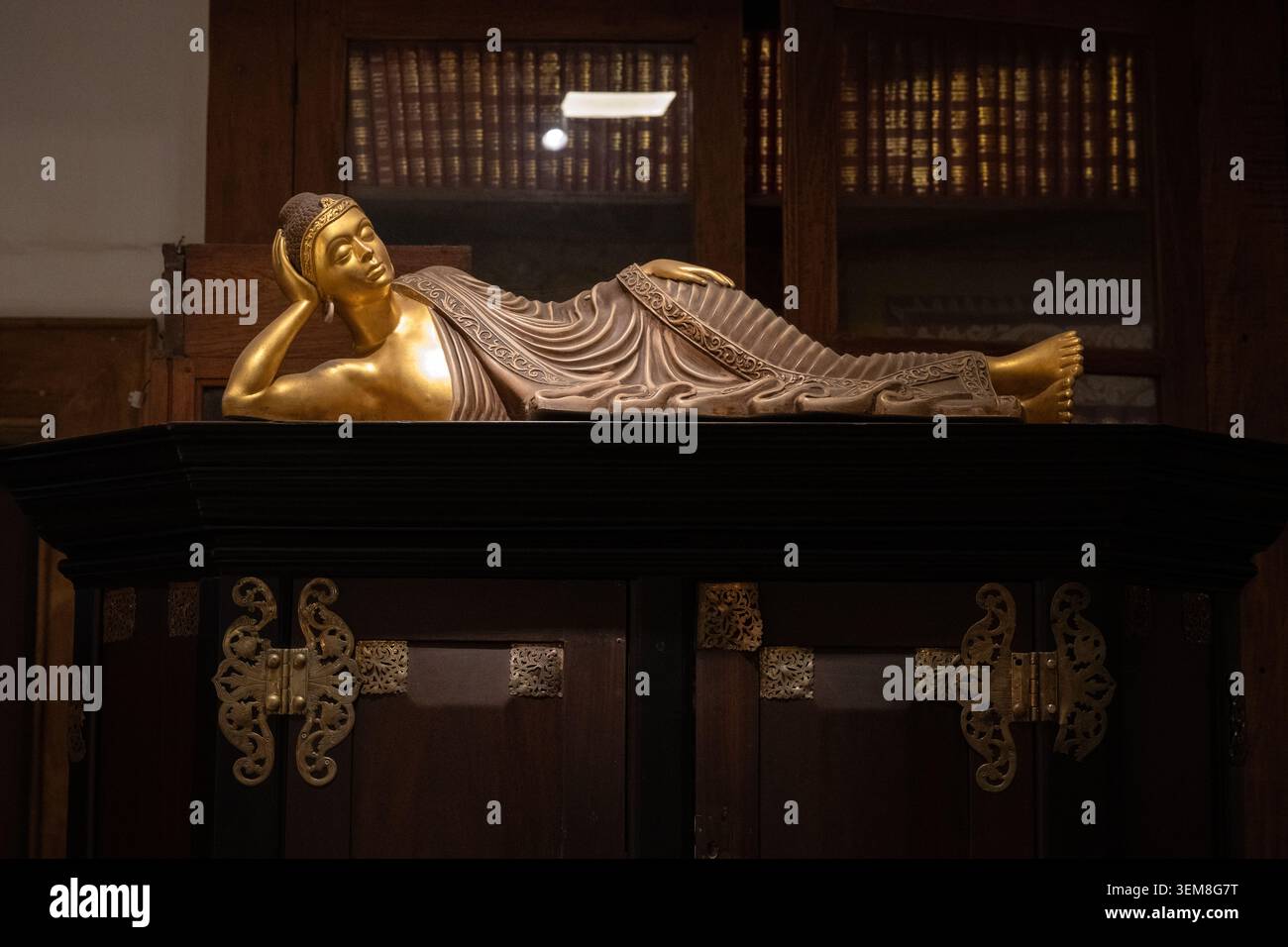 Une statue en laiton finement ouvragée d'une figure féminine allongée exposée dans la collection unique du musée du temple de Gangaramaya, à Colombo, Banque D'Images