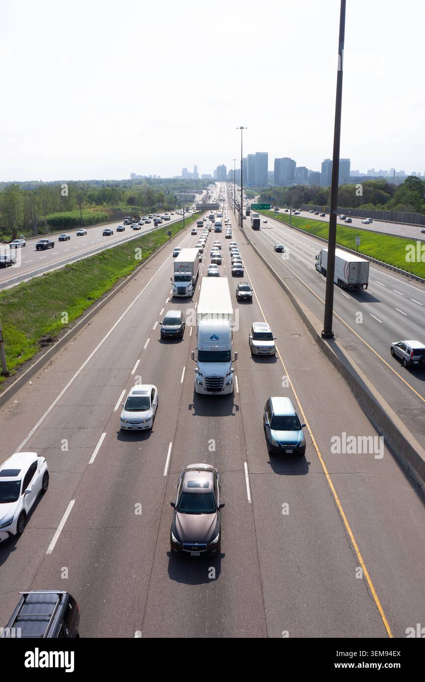 Toronto, Canada - 19 mai 2026 : trafic routier très fréquenté avec City Skyline en distance Banque D'Images