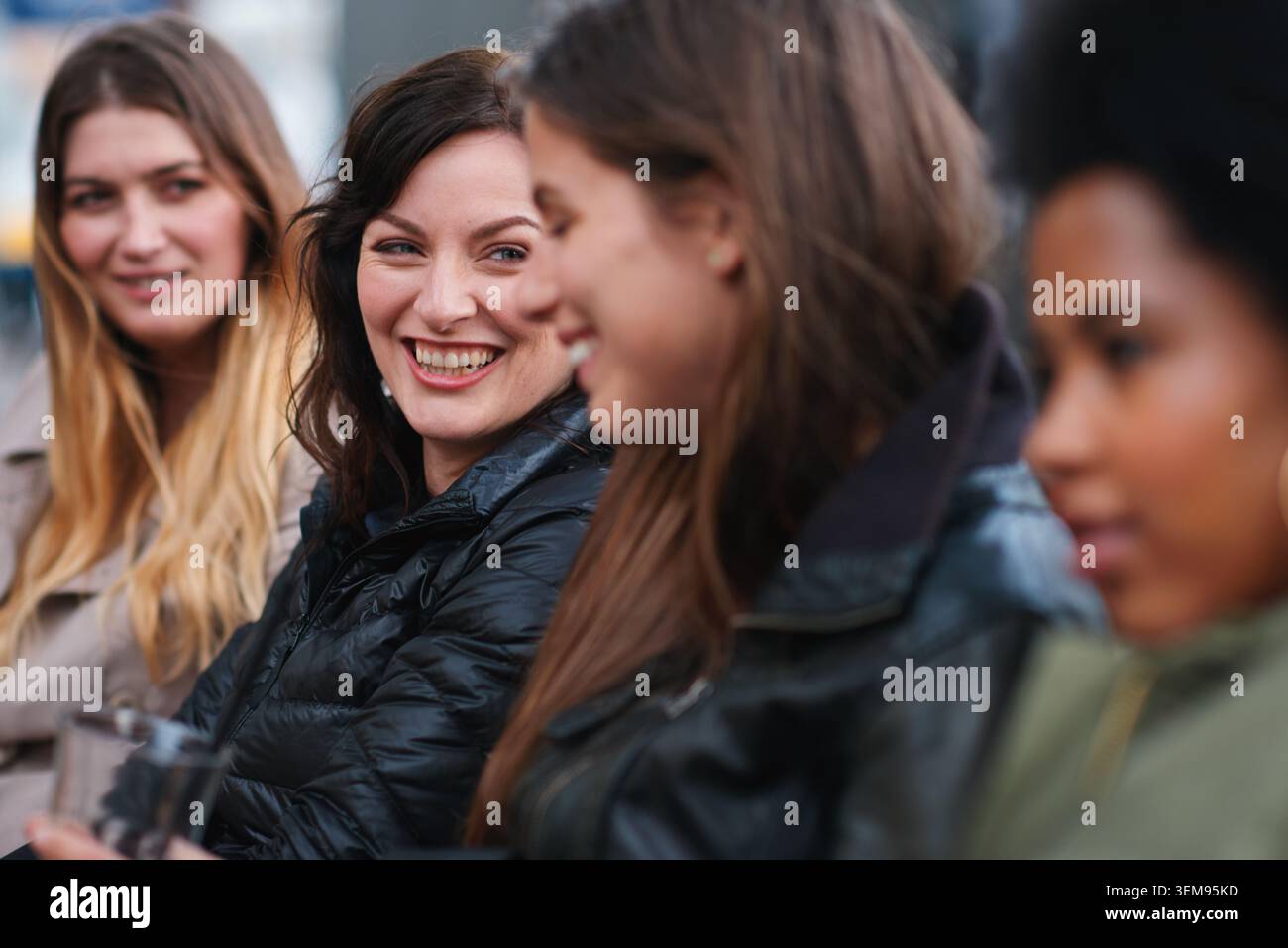 Plein air, amis et femmes avec discussion pour sourire, conte et sortie week-end pour les réunions. Rire, la communication et les gens heureux avec Banque D'Images