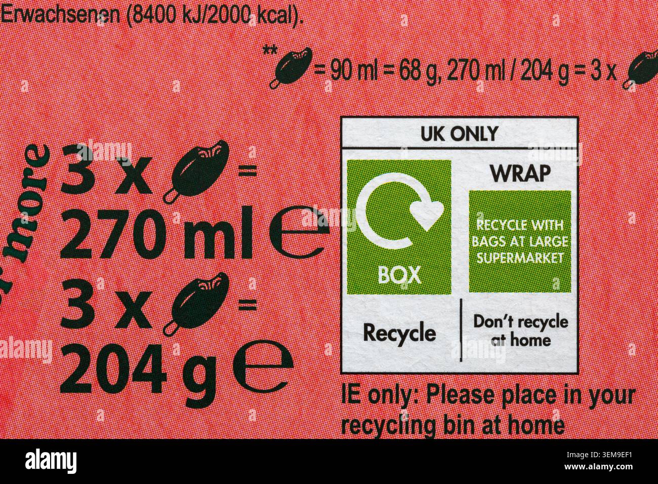 Emballage de recyclage de la boîte recycler avec des sacs dans le grand supermarché ne recyclez pas à la maison détails sur la boîte de Solero Strawberry Twist Icecreams glaces crèmes Banque D'Images