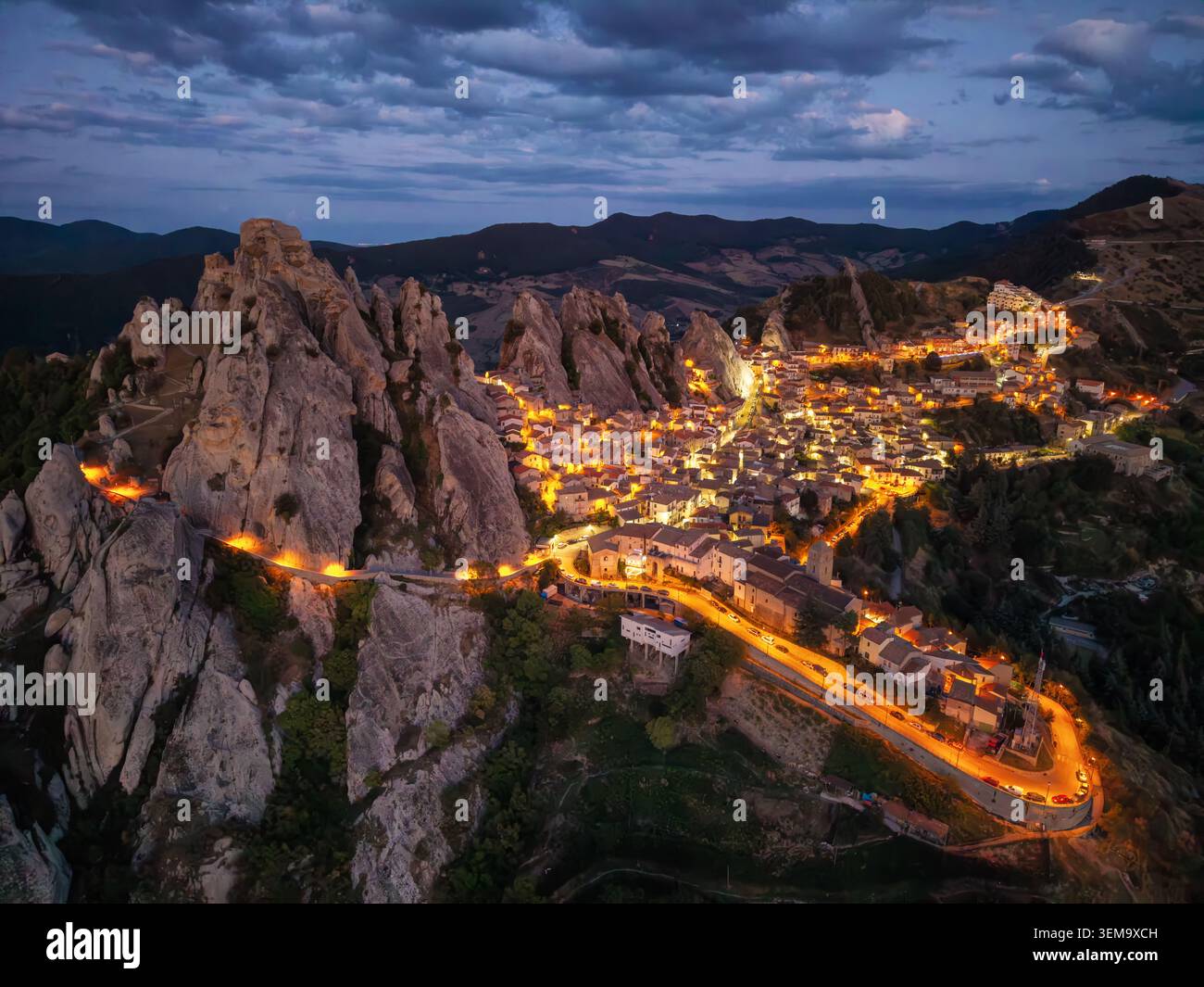 Vue aérienne du village de Castelmezzano la nuit en Basilicate Italie Banque D'Images