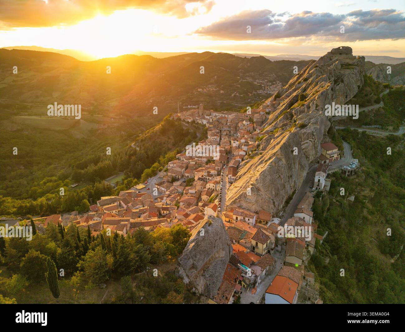 Vue aérienne du village de Castelmezzano au coucher du soleil en Basilicate Italie Banque D'Images