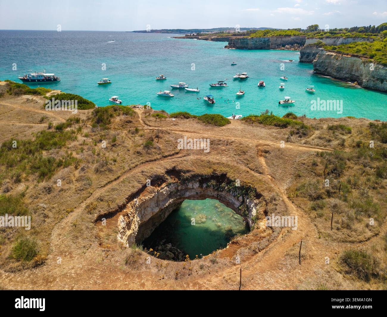 Vue aérienne de Grotta Sfondata près d'Otrante dans les Pouilles Banque D'Images