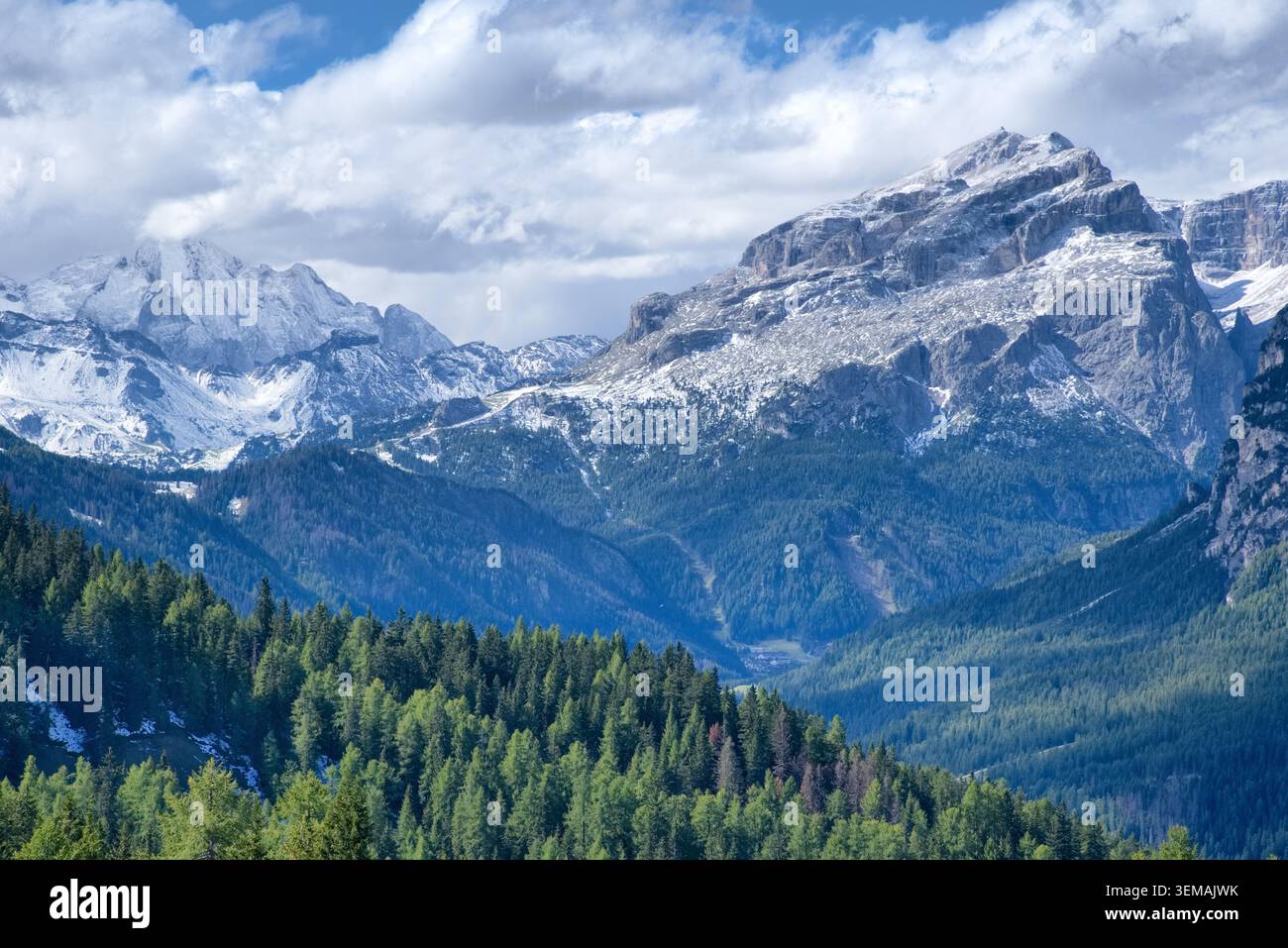 Sommets enneigés dans les Dolomites, y compris le glacier de la Marmolada et le groupe de Sella, Trentin-Haut-Adige, Italie Banque D'Images