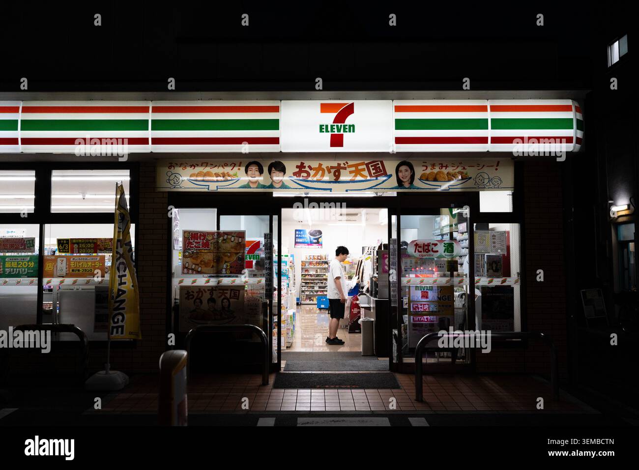 Tokyo, Japon - 29 mai 2026 : personne non identifiée achetant à l'intérieur d'un Seven Eleven à Tokyo, Japon Banque D'Images