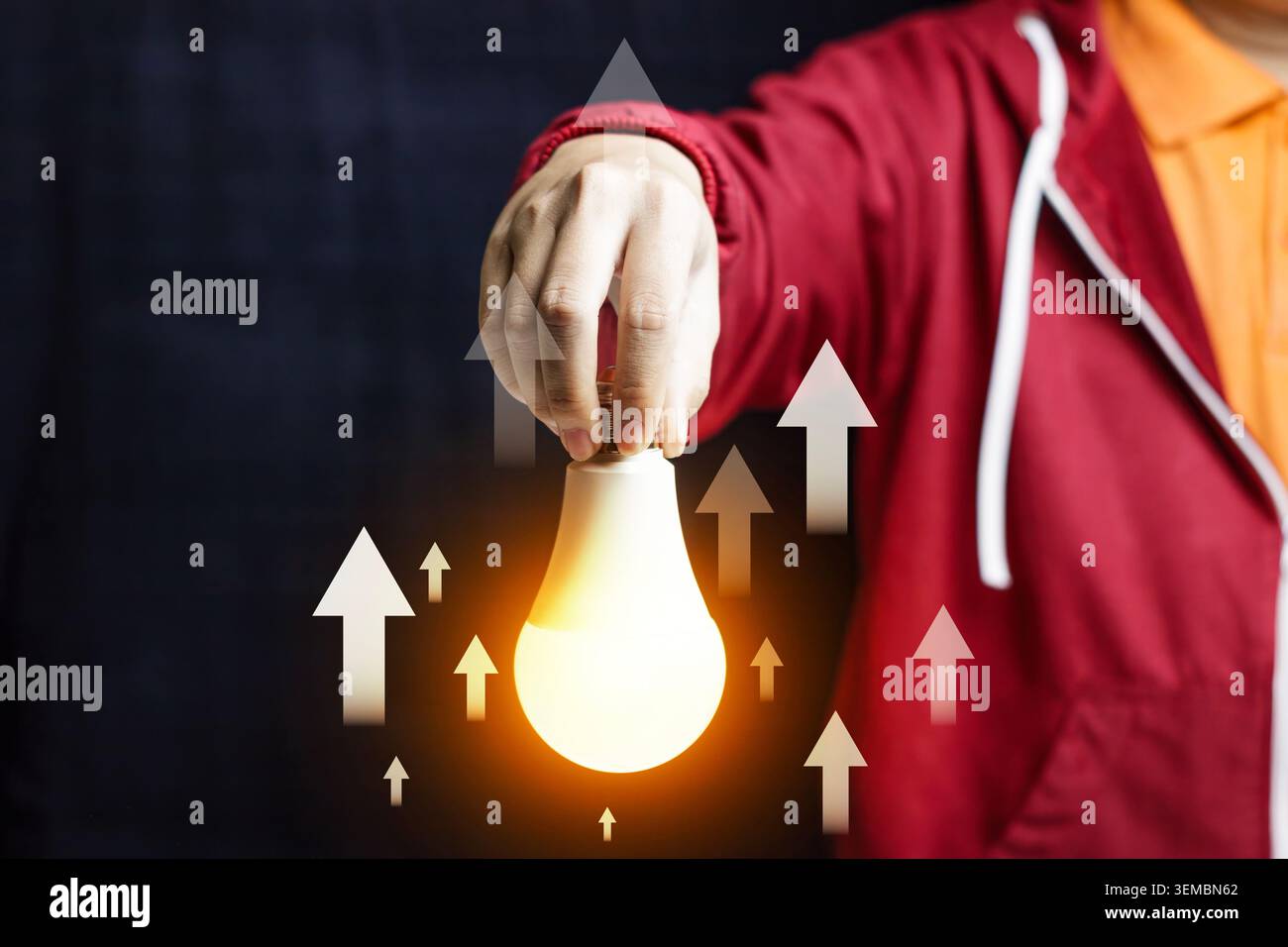 Concept Rising Energy Cost avec une ampoule lumineuse incandescente et des flèches vers le haut. Grandir. Innovation, Stratégie et concept de solution. Photo de haute qualité Banque D'Images