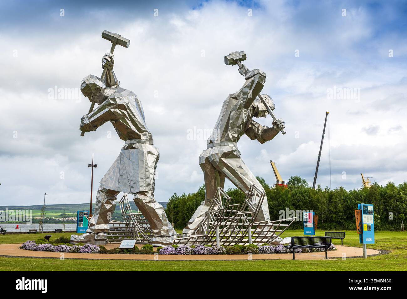 Statues en acier d'ouvriers de construction navale appelés les Skelpies, situées sur le bord du Firth of Clyde, Port Glasgow, Écosse, Royaume-Uni. Banque D'Images